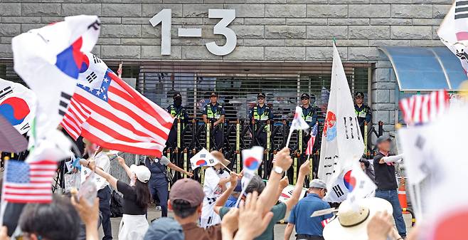 21일 서울 송파구 올림픽공원 핸드볼경기장 앞에서 시민들이 참정권 침해 사태와 관련해 ‘부정선거·재선거·당일투표·수개표’ 구호를 외치고 있다. 2026.06.21. 뉴시스