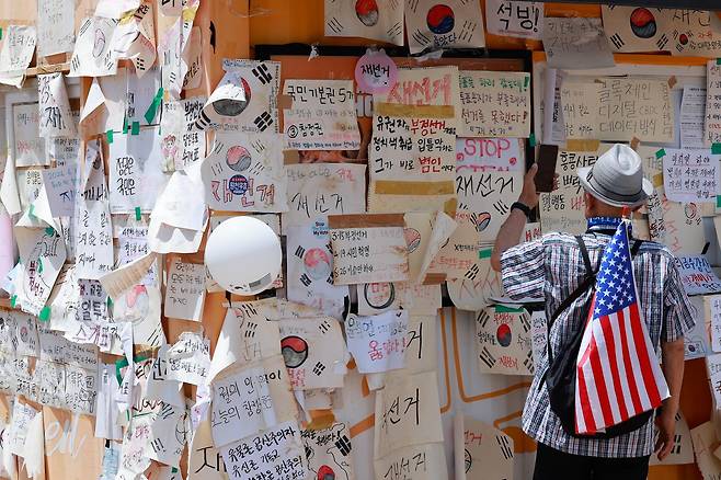 투표용지 부족 사태로 인한 개표소 봉쇄 시위가 17일째 이어지고 있는 17일 서울 송파구 올림픽공원 티켓링크 라이브 아레나(핸드볼경기장) 인근 푸드트럭에 선관위 규탄 메시지 등이 적혀 있다. 2026.6.21 ⓒ 뉴스1