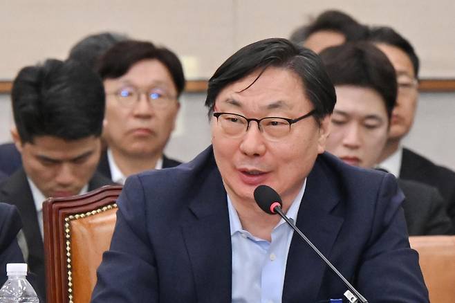 이화영 전 경기도 평화부지사가 4월 14일 국회에서 열린 '윤석열 정권 정치검찰 조작기소 의혹 사건 진상규명 국정조사특별위원회'에 출석해 의원 질의에 답하고 있다. 민경석 기자