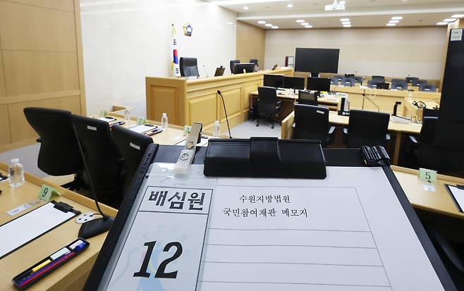 ‘검사실 술파티 의혹’ 관련 위증한 혐의로 기소된 이화영 전 경기도평화부지사에 대한 국민참여재판 준비절차가 1년 2개월만에 마무리되면서 오는 8일 배심원 선정을 시작으로 이 전 부지사의 재판이 본격적으로 열린다. 연합뉴스