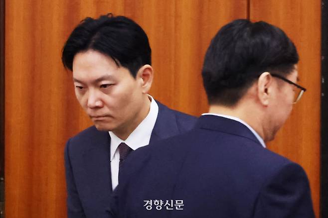 2024년 10월 국회 법제사법위원회 국정감사에서 쌍방울 대북송금 사건 수사를 담당했던 박상용 검사(왼쪽)와 이화영 전 경기도 평화부지사가 서로 지나쳐 가고 있다. 한수빈 기자