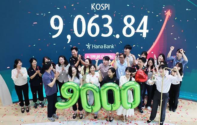 코스피가 사상 첫 9000을 돌파하며 한국 자본시장 역사를 새로 썼다. 지난 18일 서울 중구 하나은행 본점 하나인피니티서울에서 직원들이 코스피 9000 돌파 기념 타종 세리머니를 하고 있다. 공동취재
