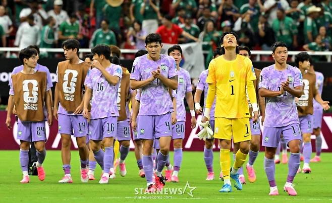 2026 북중미월드컵 A조 예선 대한민국 대 멕시코 경기가 19일(한국 시간) 멕시코 과달라하라 에스타디오 아크론에서 열렸다.멕시코에 0-1로 패한 후 김승규 등 선수들이 그라운드로 나와 팬들에게 인사를 하고 있다. /사진=김진경 대기자