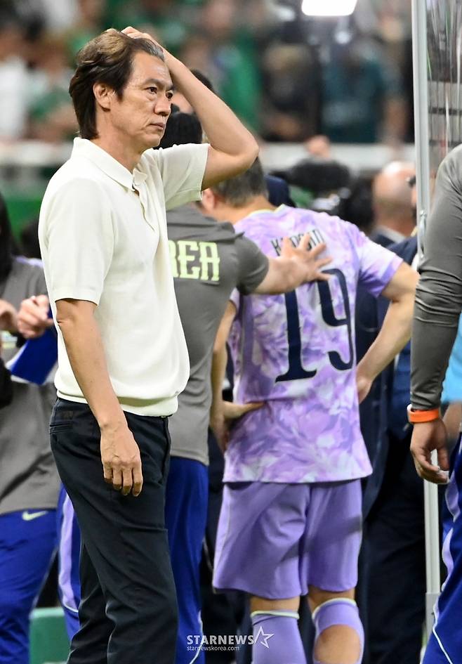 2026 북중미월드컵 A조 예선 대한민국 대 멕시코 경기가 19일(한국 시간) 멕시코 과달라하라 에스타디오 아크론에서 열렸다.홍명보 감독이 멕시코에 0-1로 패한후 아쉬워하고 있다. /사진=김진경 대기자