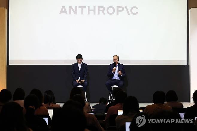 앤트로픽 기자간담회 (서울=연합뉴스) 류효림 기자 = 크리스 차우리 앤트로픽 인터내셔널 총괄(오른쪽)과 최기영 앤트로픽 한국 대표가 17일 서울 여의도 콘래드 호텔에서 열린 앤트로픽 기자간담회에서 질문에 답하고 있다. 2026.6.18 ryousanta@yna.co.kr