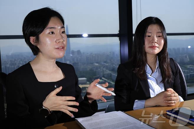 정복현 법무법인 율촌 변호사(왼쪽)와 임주연 사단법인 온율 변호사(오른쪽)가 16일 서울 강남구 테헤란로 법무법인 율촌에서 뉴스1과 인터뷰를 하고 있다. 2026.6.16 ⓒ 뉴스1 박정호 기자
