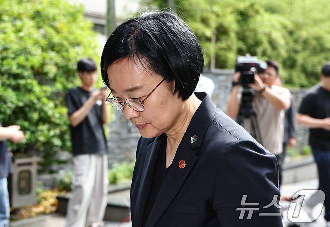 한성숙 국무총리 후보자가 22일 서울 종로구 금융감독원 연수원에 마련된 인사청문회 준비 사무실에 출근하며 모두의 창업 정보유출 사태에 대해 발언 후 이동하고 있다. 2026.6.22 ⓒ 뉴스1 김도우 기자