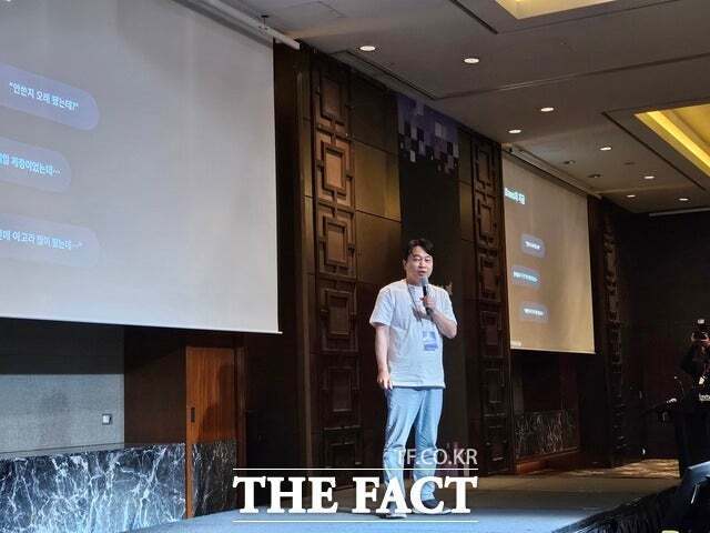 이건수 AXZ 대표가 지난 16일 서울 여의도 콘래드 호텔에서 열린 미디어 데이에서 '차세대 AI 포털' 전략에 대해 설명하고 있다. /최문정 기자