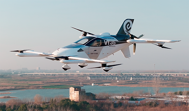 이항의 전기 수직 이착륙기(eVTOL) 장거리 모델인 VT-35가 지난해 12월 중국 안후이성 허페이에서 첫 공개 비행을 하고 있다. 이항 제공