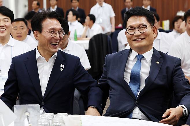 더불어민주당 차기 당권 도전에 나설 것으로 예상되는 김민석 국무총리와 송영길 민주당 의원이 지난 16일 오후 전남 보성군 다비치콘도에서 열린 제9회 전국동시지방선거 더불어민주당 전남광주통합특별시의원 당선인 워크숍에서 인사를 나누고 있다. 연합뉴스