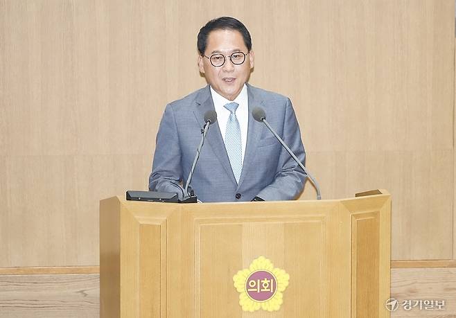 22일 경기도의회 본회의장에서 열린 '제12대 경기도의회 더불어민주당 대표의원 및 의장·부의장 후보 선출' 투표에서 더불어민주당 대표의원으로 선출된 안광률 의원이 당선 소감을 말하고 있다. 홍기웅기자