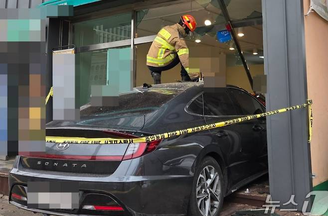 지난 2월 26일에는 제주 서귀포시 서귀동에서 80대 A 씨가 몰던 승용차가 다른 차를 들이받고 상가로 돌진해 운전자 등 3명이 경상으로 병원에 이송됐다./사진=뉴스1