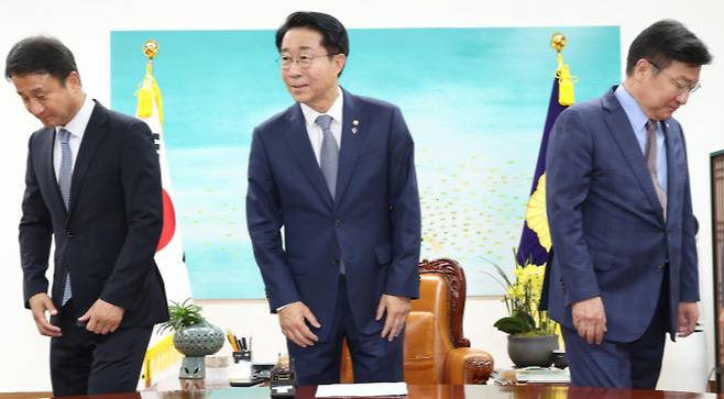 조정식 국회의장(가운데)이 22일 서울 여의도 국회에서 열린 국회의장 주재 여야 원내대표 회동에서 기념 촬영 후 자리로 향하고 있다. 왼쪽부터 한병도 더불어민주당 원내대표, 조 의장, 정점식 국민의힘 원내대표. / 사진=뉴스1