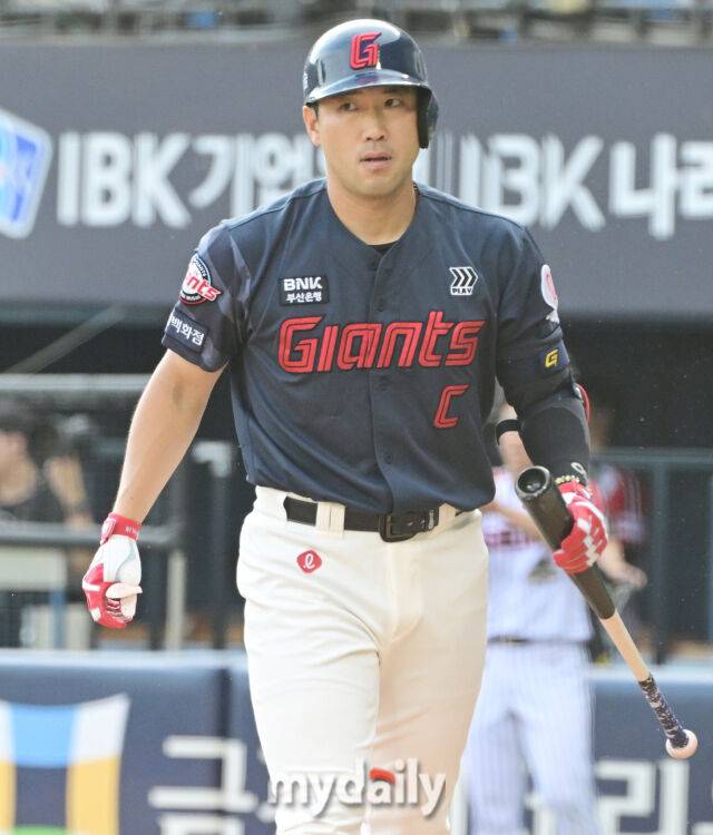 14일 오후 서울 잠실야구장에서 진행된 '2026 신한 SOL KBO 리그' 롯데 자이언츠 - LG 트윈스 경기. 롯데 전준우가 4회초 2사 3루에서 LG 임찬규에게 삼진을 당한 뒤 아쉬워 하고 있다./마이데일리