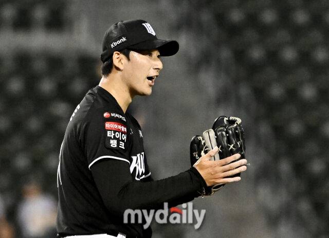 16일 오후 서울 잠실야구장에서 진행된 '2026 프로야구 KBO리그' 두산베어스와 KT위즈의 경기. KT 스기모토가 7회말 1사 1루서 양의지를 병살타로 잡아낸 뒤 환호하고 있다./마이데일리