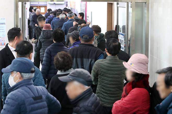 노인의 소득 하위 30% 이하 계층에 대해서는 기초연금 기준연금액을 월 40만 원으로 올리되 전체 지급 대상을 현행 소득 하위 70%에서 60%로 줄이면 향후 10년간 현행 유지 대비 재정 부담을 21조 원 줄일 수 있다는 분석이 나왔다. 사진은 지난 2월 설 연휴를 하루 앞두고 대구 달서구 성서노인종합복지관에서 설맞이 특식 떡만둣국을 맛보려는 어르신들이 길게 줄지어 차례를 기다리는 모습. 뉴스1