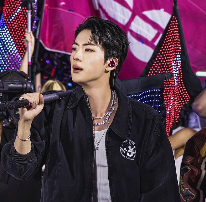 "방탄소년단 진, 파워풀하게 이끌며 강렬 인상" 英 가디언 라이브 찬사