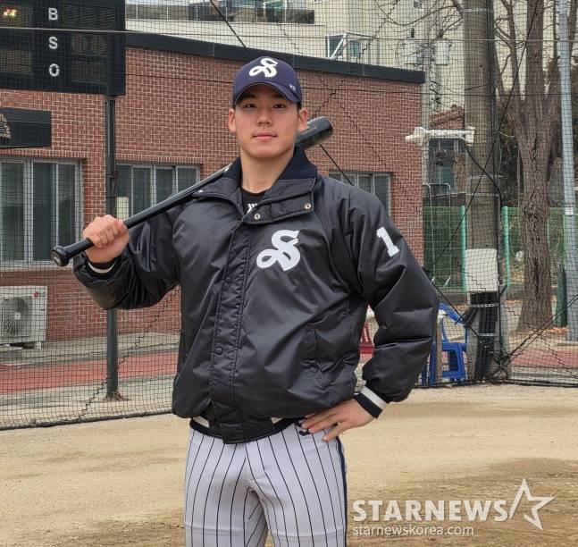 서울고 김지우가 1월 15일 서울고 야구부 운동장에서 스타뉴스와 만나 배트를 들고 포즈를 취하고 있다. /사진=김동윤 기자