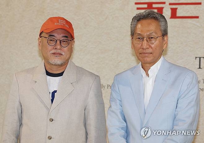 연극 '죽은 시인의 사회' 제작 발표 (서울=연합뉴스) 이재희 기자 = 22일 서울 종로구 예술가의집에서 열린 연극 '죽은 시인의 사회' 제작발표회에서 김용관 마스트인터내셔널 대표(오른쪽)와 조광화 연출가가 포즈를 취하고 있다. 2026.6.22 scape@yna.co.kr