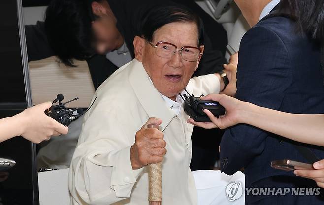 이만희 신천지 총회장 소환 조사 (서울=연합뉴스) 이진욱 기자 = 정당법 위반 혐의를 받고 있는 이만희 신천지 총회장이 4일 피의자 신분으로 조사를 받기 위해 서울 서초동 검·경 합동수사본부에 출석하고 있다. 2026.6.4 cityboy@yna.co.kr