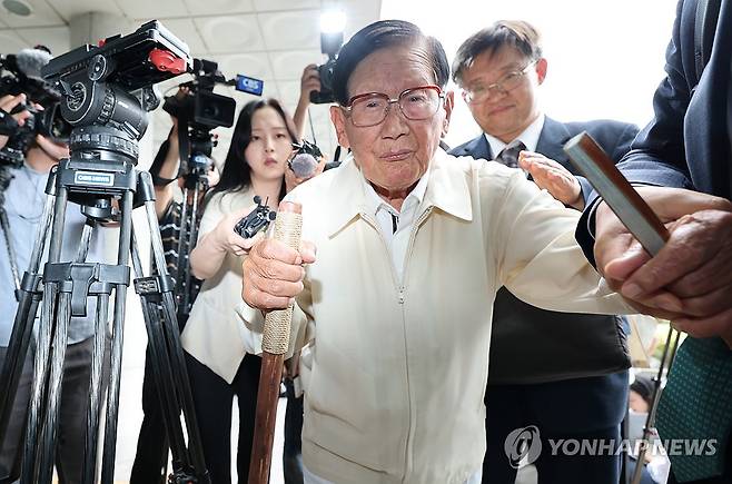 이만희 신천지 총회장 소환 조사 (서울=연합뉴스) 이진욱 기자 = 정당법 위반 혐의를 받는 이만희 신천지 총회장이 4일 피의자 신분으로 조사를 받기 위해 서울 서초동 검·경 합동수사본부에 출석하고 있다. 2026.6.4 cityboy@yna.co.kr