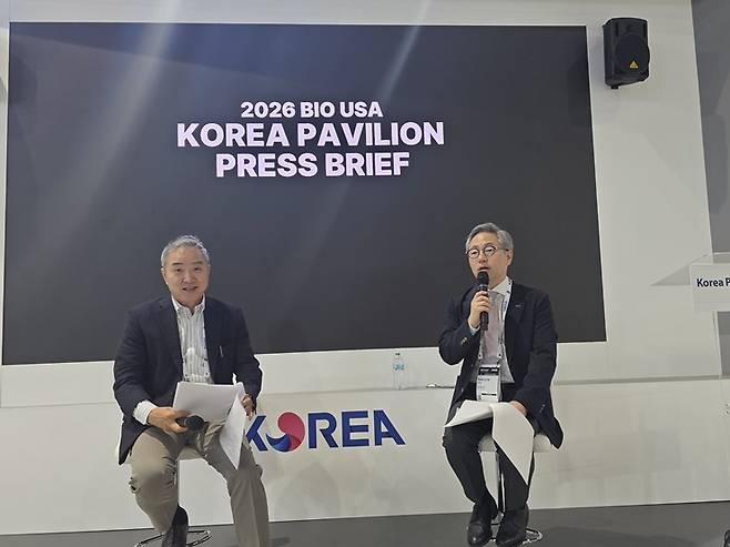 22일 개막한 바이오USA 행사장 내 한국관에서 이승규 한국바이오협회 부회장과 김락곤 코트라 뉴역무역관 관장이 발표를 하고 있다.(사진=송영두 기자)