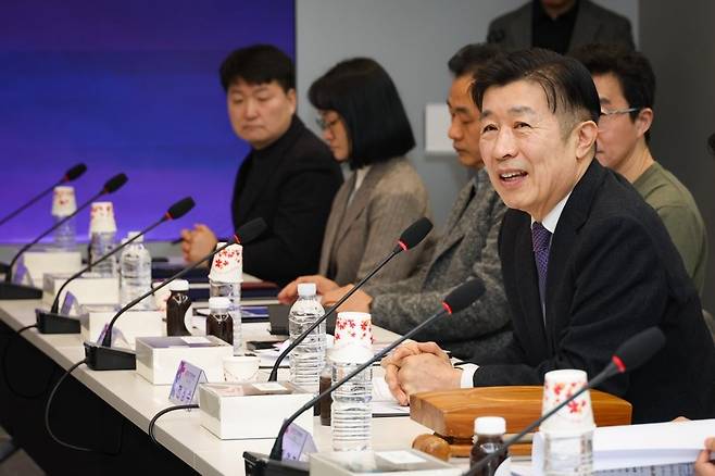 전성수 서초구청장이 서초AICT 운영센터에서 열린 '서초AICT 운영위원회'에 참석해 발언하고 있다.