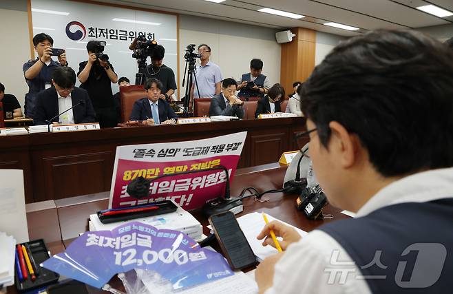 이미선 근로자위원이 23일 세종시 정부세종청사 최저임금위원회에서 열린 2027년도 최저임금위원회 8차 전원회의에서 2027년 최저임금 12,000원 요구하고 있다. 2026.6.23 ⓒ 뉴스1 김기남 기자