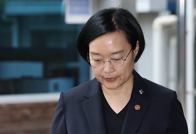 국무총리 후보자로 지명된 한성숙 중소벤처기업부 장관이 22일 오전 인사청문회 준비사무실로 출근하고 있다. 한 후보자는 중소벤처기업부가 진행중인 '모두의 창업' 합격자 5000명의 개인정보와 창업 아이디어가 유출된 사고와 관련해 사과했다. /뉴시스