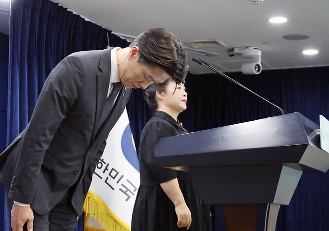 노용석 중소벤처기업부 제1차관이 22일 서울 종로구 정부서울청사에서 모두의 창업 개인정보 유출 사태와 관련해 사과하고 있다. /연합뉴스