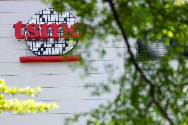 대만에 있는 티에스엠시(TSMC) 공장에 로고가 전시된 모습. 로이터 연합뉴스