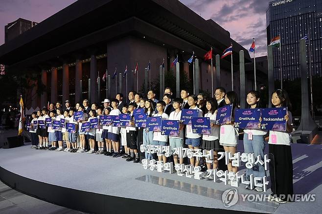 6·25 전쟁 76주년 기념식 (서울=연합뉴스) 임화영 기자 = 오세훈 서울시장이 23일 서울 종로구 광화문광장 감사의 정원에서 열린 '6·25 전쟁 76주년 기념식'에서 보훈단체, 어린이 기자단 등 참석자들과 기념촬영하고 있다. 2026.6.23 hwayoung7@yna.co.kr