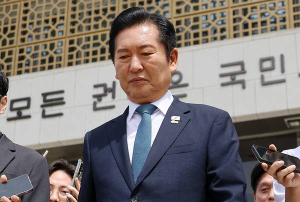 더불어민주당 정청래 대표가 24일 국회에서 열린 최고위원회의에서 대표직 사퇴 의사를 밝힌 뒤 차량으로 이동하고 있다. /연합뉴스