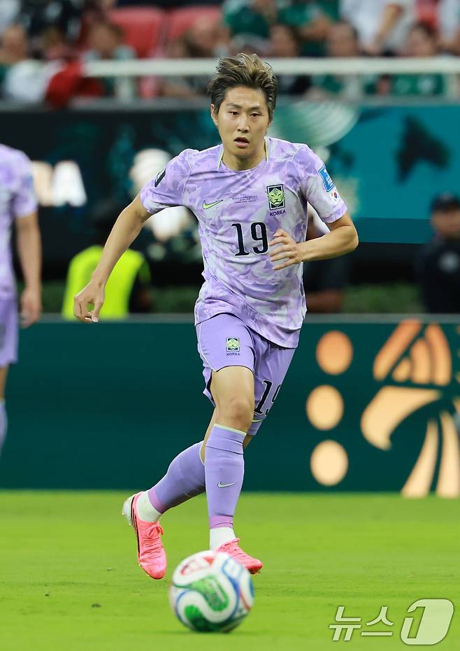 대한민국 축구국가대표팀 이강인이 18일(현지시간) 멕시코 할리스코주 사포판 과달라하라 스타디움에서 열린 2026 북중미 월드컵 A조 조별리그 2차전 대한민국과 멕시코의 경기에서 패스를 하고 있다. 이날 경기는 대한민국이 멕시코를 상대로 0-1로 패했다. 2026.6.19 ⓒ 뉴스1 임세영 기자