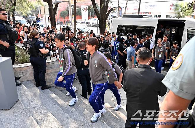 22일(한국시각) 대한민국 월드컵대표팀이 2026 북중미 월드컵 남아공과의 경기를 위해 멕시코 몬테레이에 입성했다. 대표팀 숙소로 들어서는 홍명보 감독의 모습. 몬테레이(멕시코)=허상욱 기자wook@sportschosun.com/2026.06.22/