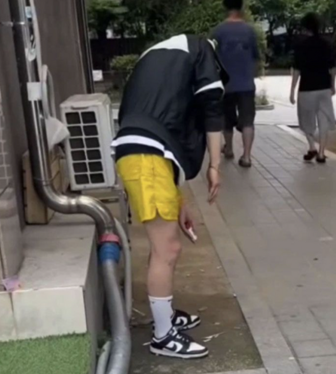 A씨는 지난 21일 낮 12시 30분쯤 수원시 권선구 한 아파트 단지 버스정류장 인근에서 필로폰을 투약한 상태로 배회한 혐의를 받는다. 당시 현장을 지나던 목격자가 A씨의 모습을 촬영해 사회관계망서비스(SNS)에 올리면서 영상은 빠르게 확산했다. SNS