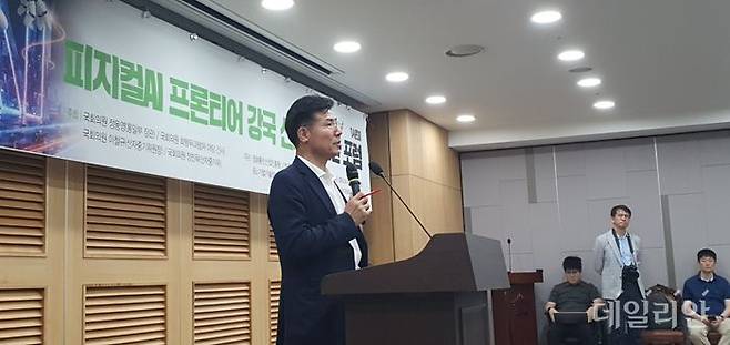 스티어링휠 전문 제조기업인 DH오토리드의 이석근 대표가 주제 발표를 하고 있다.ⓒ데일리안 조인영 기자