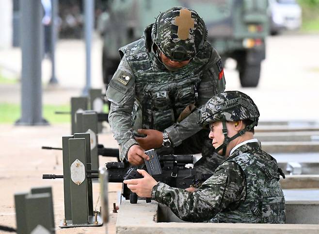 이재명 대통령이 24일 인천 옹진군 연평부대에서 K2 소총 실탄 사격을 준비하고 있다. 연평도=왕태석 선임기자