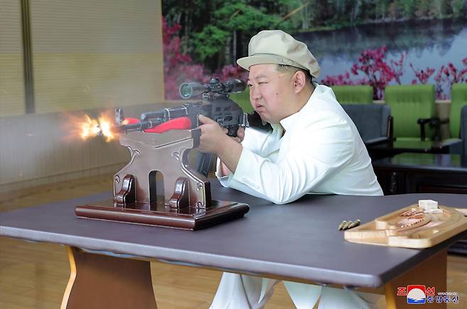 김정은 북한 국무위원장이 2023년 8월 6일에 3~5일 현지 군수공장을 시찰한 자리에서 소총을 시험사격하고 있는 모습을 공개했다. 조선중앙통신=연합뉴스