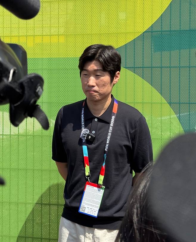 한국 축구대표팀 훈련장을 찾은 박지성 JTBC 해설위원. 임정우 기자