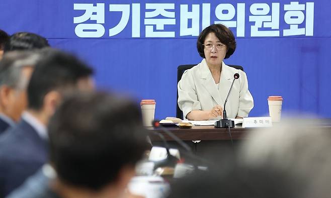 (수원=뉴스1) = 추미애 경기도지사 당선인이 23일 수원 경기신용보증재단에서 열린 '공정·혁신·포용 경기준비위원회'의 경기도정 현안 2차 회의를 주재하고 있다.(경기준비위 제공. 재판매 및 DB금지) 2026.6.23/뉴스1