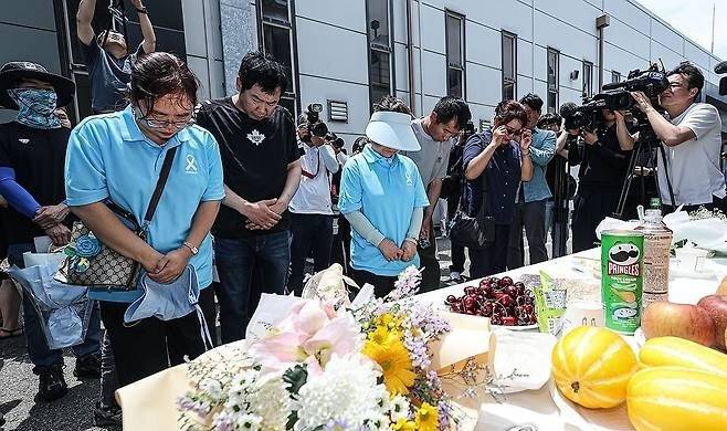 24일 경기 화성시 아리셀 화재 사고 현장에서 열린 2주기 현장 추모제에서 유가족들이 묵념하고 있다. 연합뉴스