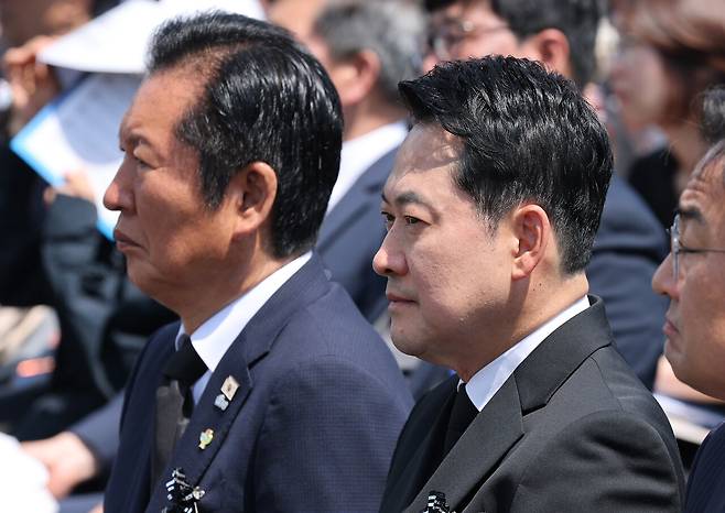 더불어민주당 정청래 대표(왼쪽)와 국민의힘 장동혁 대표가 6월6일 서울 동작구 국립서울현충원에서 열린 제71회 현충일 추념식에 참석했다. ⓒ연합뉴스