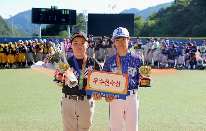 우수선수상을 받은 이재우(왼쪽·일산자이언츠유소년야구단)와 이지형(동작구유소년야구단). /사진=대한유소년야구연맹