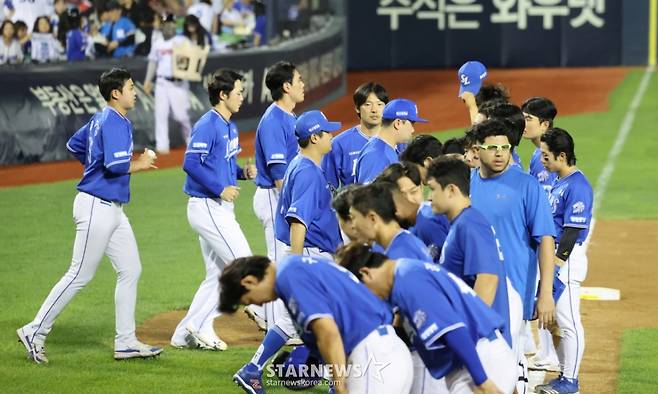삼성 후라도 와 선수들이 23일 잠실구장에서 열린 2026KBO리그 LG트윈스와 삼성라이온즈 경기 에서 1점차로 패한 후 그라운드에 나와 응원단에 인사를 하고 있다. 2026.06.23. /사진=강영조 cameratalks@
