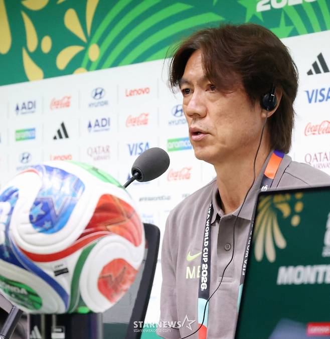 2026 북중미월드컵에 출전한 대한민국 축구 국가대표팀이 남아공전을 하루 앞둔 23일 멕시코 몬테레이 에스타디오 BBVA에서 공식 기자회견을 열었다. 홍명보 감독이 기자들의 질문에 답하고 있다 /사진=김진경 대기자