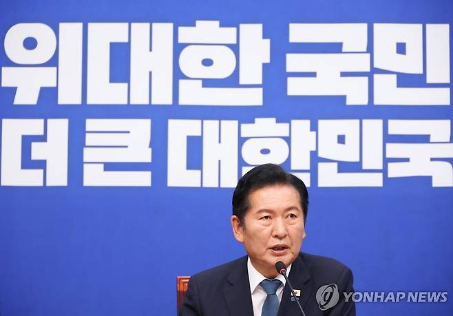 최고위원회의에서 발언하는 정청래 대표 (서울=연합뉴스) 황광모 기자 = 더불어민주당 정청래 대표가 24일 국회에서 열린 최고위원회의에서 발언하고 있다. 2026.6.24 hkmpooh@yna.co.kr