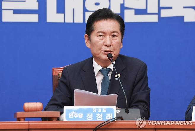 정청래, 민주당 대표 전격 사퇴 (서울=연합뉴스) 신현우 기자 = 더불어민주당 정청래 대표가 24일 국회에서 열린 최고위원회의에서 대표직 사퇴 의사를 밝히고 있다. 2026.6.24 nowwego@yna.co.kr