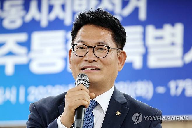 축사하는 송영길 의원 (보성=연합뉴스) 정다움 기자 = 더불어민주당 송영길 의원이 16일 오후 전남 보성군 다비치콘도에서 열린 제9회 전국동시지방선거 민주당 전남광주통합특별시의원 당선인 워크숍에서 축사를 하고 있다. 2026.6.16 daum@yna.co.kr