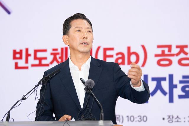 김장호 구미시장이 25일 구미시청 3층 상황실에서 기자회견을 갖고 신규 반도체 팹을 구미에 조성하는 기업들에게 평당 1천 원에 부지를 제공하겠다고 제안하고 있다. 구미시 제공